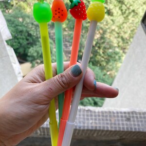 1 juego de 4 bolígrafos de gel con forma de fruta de dibujos animados Kawaii, material escolar Kawaii, papelería, manualidades para niños