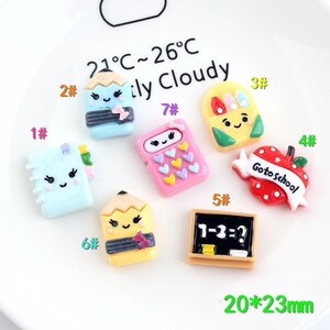 Op de afbeelding: Assortiment van 10 kleurrijke school-thema resin charms, waaronder een potlood, een boek, een rekenmachine, een lunchbox, een appel en een schoolbord. Elke charm is ongeveer 20 mm bij 23 mm.