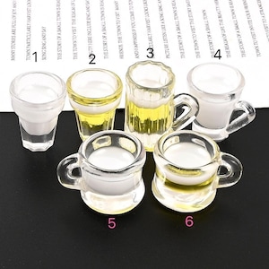 Può includere: Sei mini-tazze di vetro, alcune riempite con un liquido giallo chiaro, altre con un liquido bianco. Le tazze sono numerate da 1 a 6.