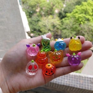 Dijes de calabaza que brillan en la oscuridad, pequeños monstruos luminosos de Halloween para hacer pendientes, mini linternas de resina para joyería DIY.