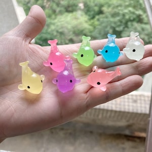 Blandad självlysande delfinberlock harts harts fluorescerande cabochon DIY hantverksmaterial telefondekoration material håraccessoarer slumpmässigt