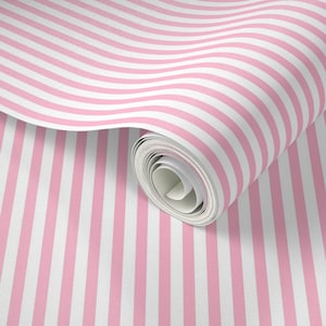 Papier peint traditionnel blanc et rose à rayures classiques. Mêmes rayures verticales bonbon. Papier peint amovible préencollé