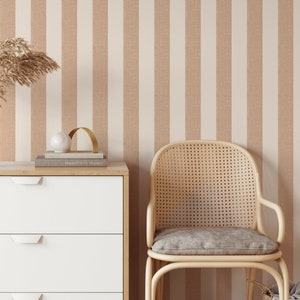 Papier peint à rayures en lin texturé neutre parfait pour une maison de ferme moderne. Papier peint imitation tissu amovible lisse préencollé ou autocollant