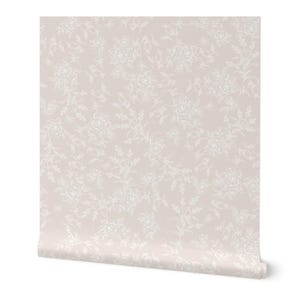 Puede incluir: Un papel tapiz rosa p&aacute;lido con un patr&oacute;n floral blanco. El patr&oacute;n presenta flores y hojas delicadas.