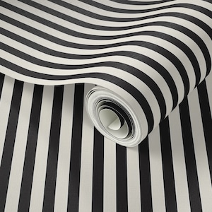 Revêtement mural noir et blanc. Papier peint classique à rayures régulières. Amovible lisse pré-encollé ou faux tissé amovible.