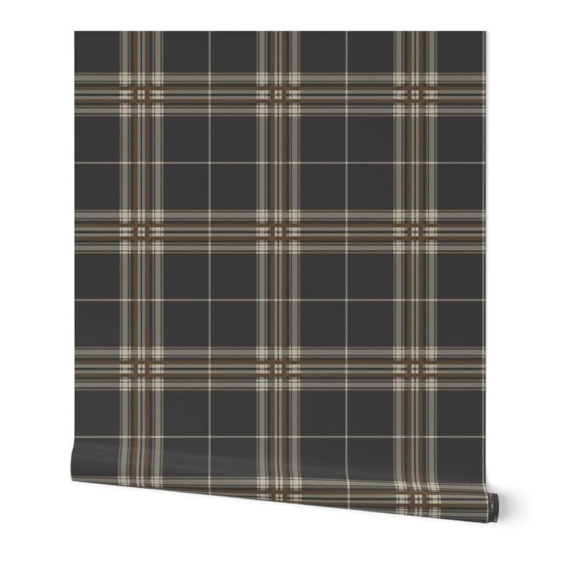 Op de afbeelding: Zwart-wit geruite behang met bruine accenten. Het patroon is een herhalend raster van vierkanten.