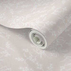 Puede incluir: Un rollo de papel tapiz rosa con un patr&oacute;n floral blanco. El papel tapiz tiene una textura sutil.