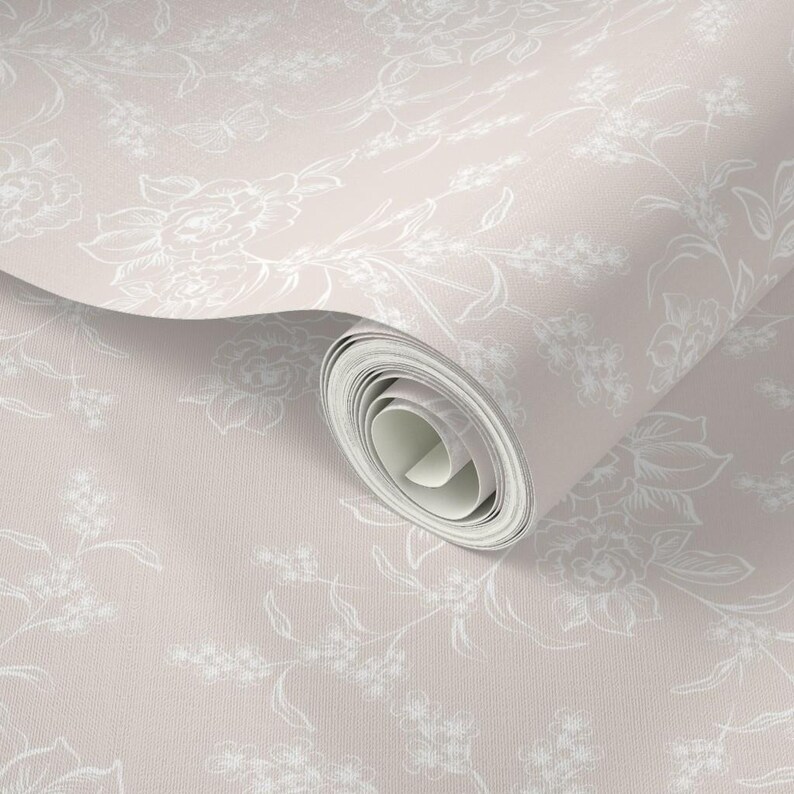 Puede incluir: Un rollo de papel tapiz rosa con un patr&oacute;n floral blanco. El papel tapiz tiene una textura sutil.