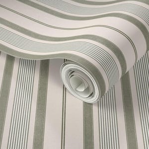 Papier peint amovible à rayures verticales Régence vert olive cendré et crème. Élégant papier peint autocollant Grandmillennial vert olive clair