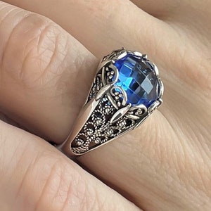 Anillo de cóctel de plata de ley 925 para mujer, con gema de cuarzo azul, bordado artístico de filigrana, anillo de regalo con detalles, en caja de regalo.