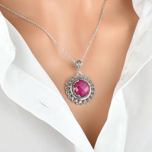 Piedra natal de julio, collar con colgante de flor de plata, rubí corindón, joyería de filigrana hecha a mano.