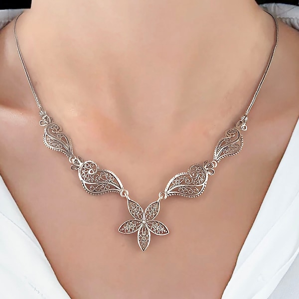Collar de mujer estilo princesa con filigrana de plata de ley 925, con dije de flor de margarita con detalles de encaje.