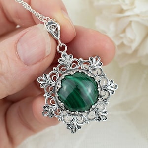 925 Sterling Silber Malachit Edelstein Charm Anhänger Halskette, filigrane handgemachte Gänseblümchen Blume Frauen Anhänger Halskette, grüner Stein Anhänger