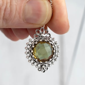 Alexandrit Edelstein 925 Sterling Silber Frauen Boho Anhänger Halskette, handgefertigte filigrane Kreation Blumenanhänger Halskette mit 20 &quot;Kette