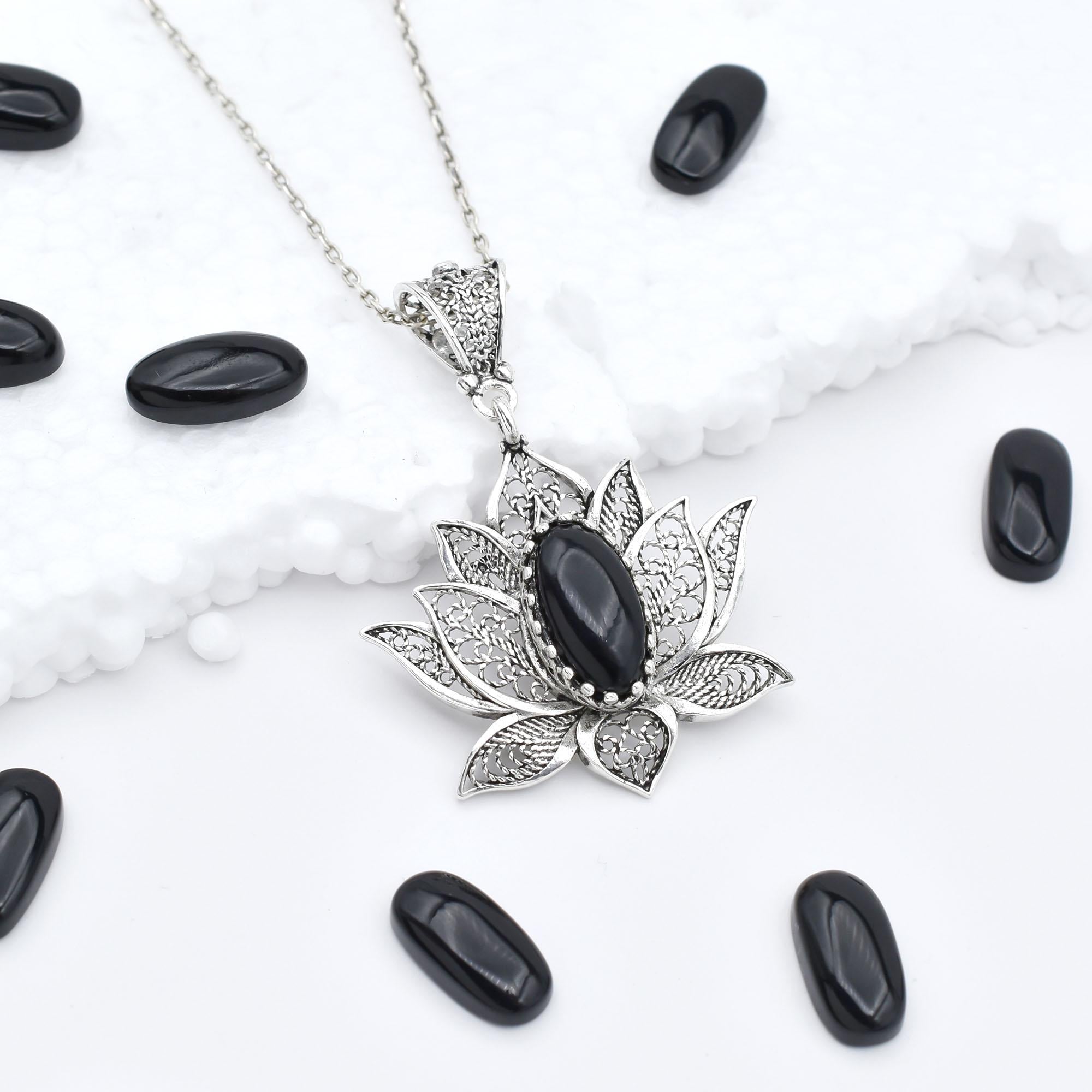 Girocollo rigido collana con pendente fiore fatto a mano all'uncine
