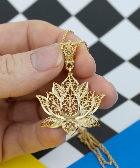 アクセサリー LOTUS SILVER NECKLACE GOLD 18ct Gold Over Sterling Silver Lotus Flower Pendant Necklace