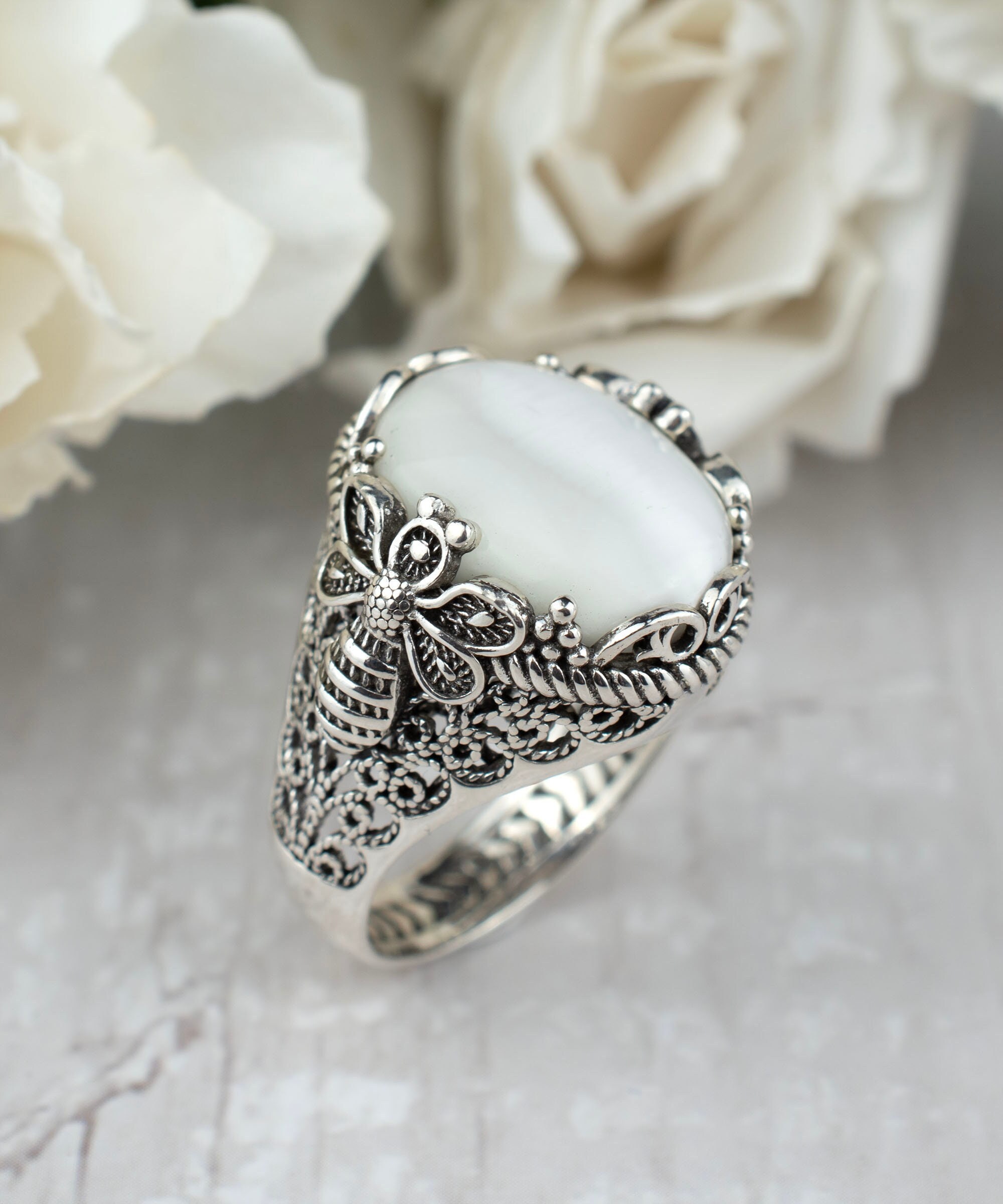 ヴィンテージ　925 シルバー　マベ　パール　リング 925 Sterling Silver Mother of Pearl Gemstone Bee Detailed