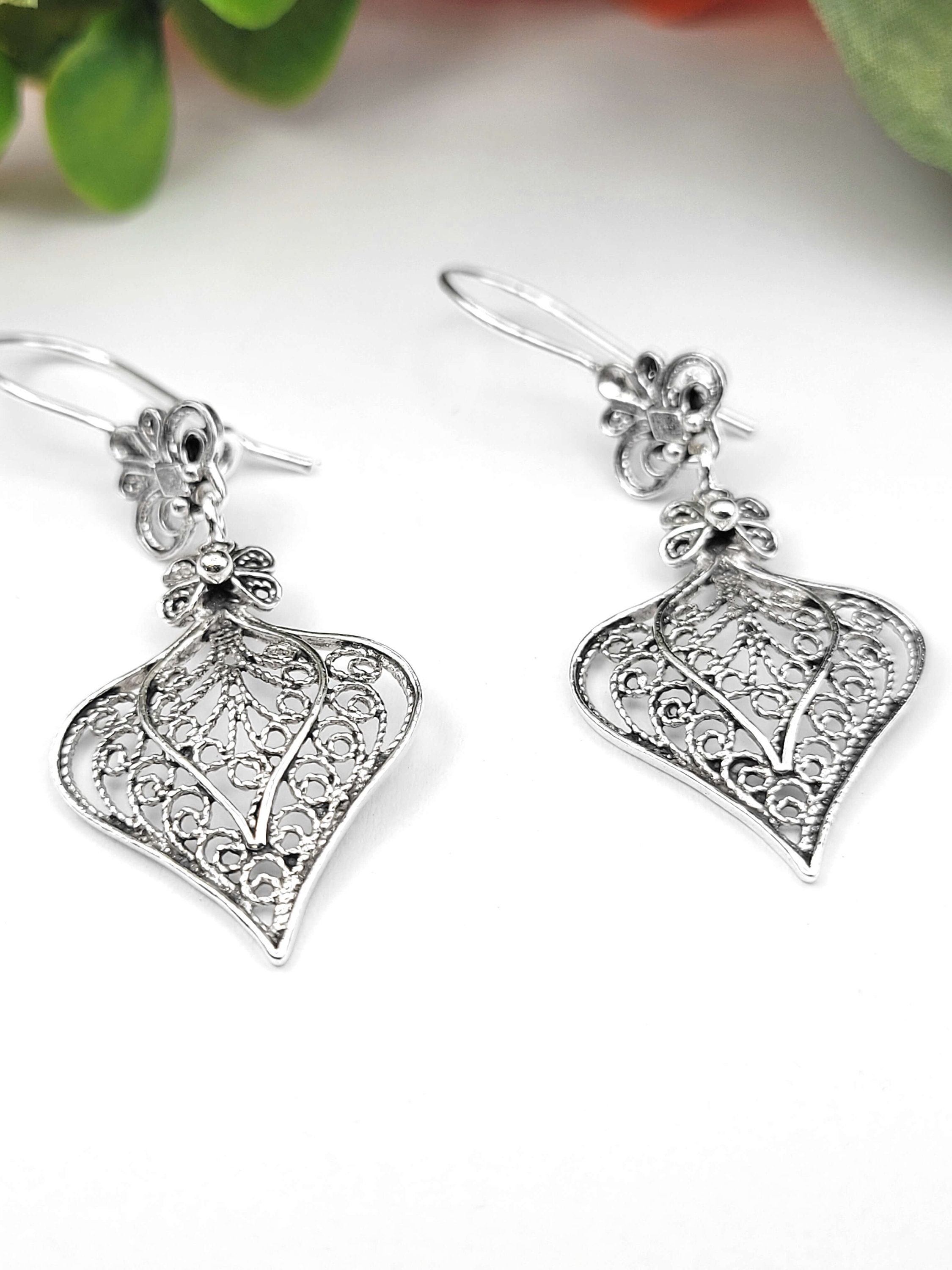 Orecchini a forma di cuore a forma di farfalla, pendenti in filigrana con cuori e farfalle, fili per orecchini in acciaio, gioielli romantici della natura - Italia