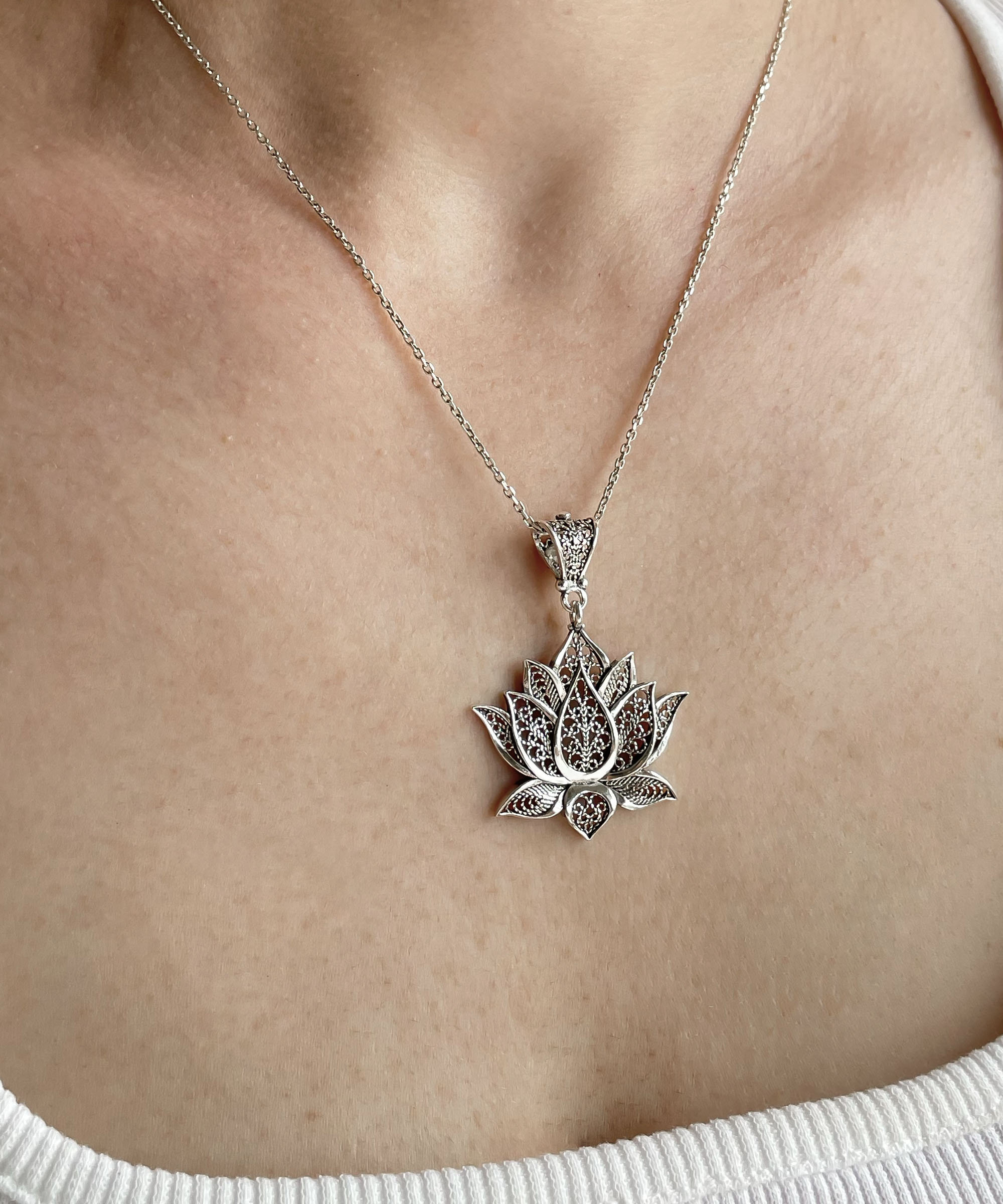 Ciondolo in argento Fiore di loto fiore sacro per l'Induismo e il Buddhismo