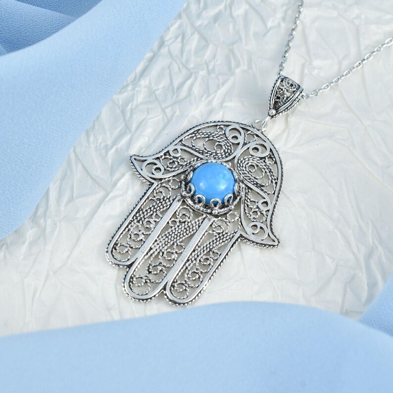 Yogie – Ciondolo E Orecchini Mano Di Hamsa In Argento 925 Ossidato Con Zirconi Blu – Gioiello Personalizzabile