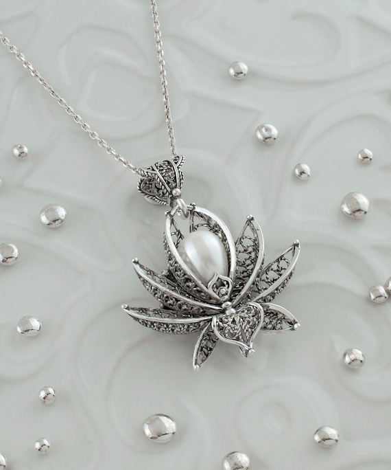 Collana con fiore di loto, collana con loto, collana delicata