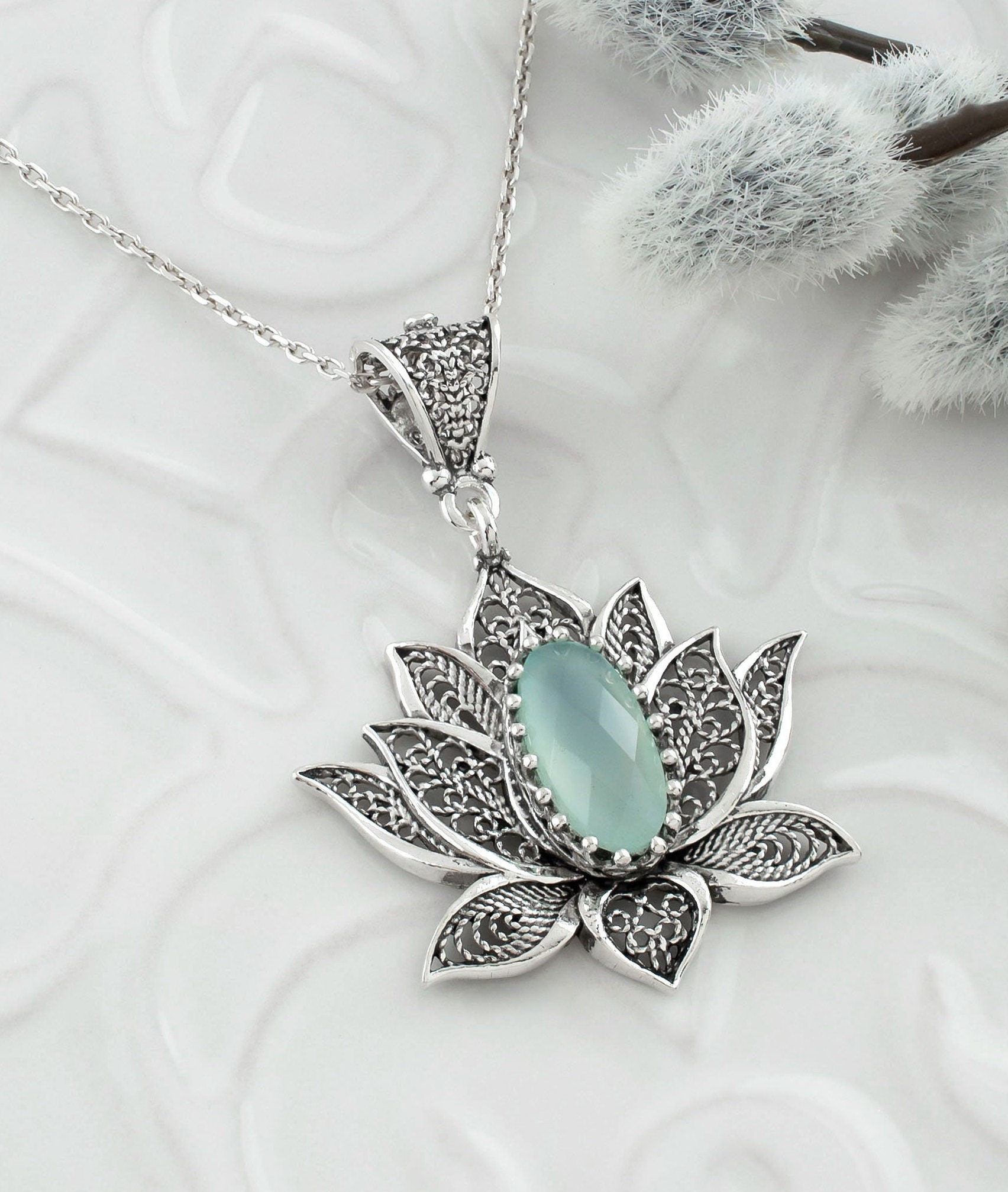 Collana Etnica Con Fiore Di Loto E Gemme Nere – Uno Stile Boho E Vintage Che Fa Subito Centro. Realizzata A Mano Con Materiali Di Qualità, Questa Collana Rotonda Con Ciondolo Scavato è L'accessorio Perfetto Per Dare Carattere A Qualsiasi Look.