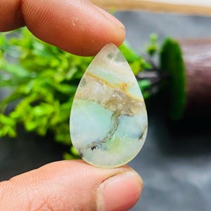 Cabochão de Opala Andina Natural: Pedra Preciosa Peruana em Formato de Pera (33x21x4 MM)