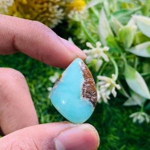 Naturlig krysopras-cabochon: Naturlig ädelsten för smyckestillverkning (34x22x6 MM, 36,15 karat)