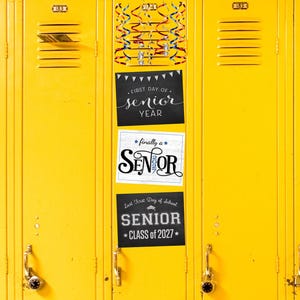 K&ouml;nnte beinhalten: Drei rechteckige Schilder mit schulbezogenem Text an einem leuchtend gelben Metallspind. Das obere Schild zeigt First Day of Senior Year, das mittlere Finally a Senior 2027 und das untere Schild Last First Day of School Senior Class of 2027.