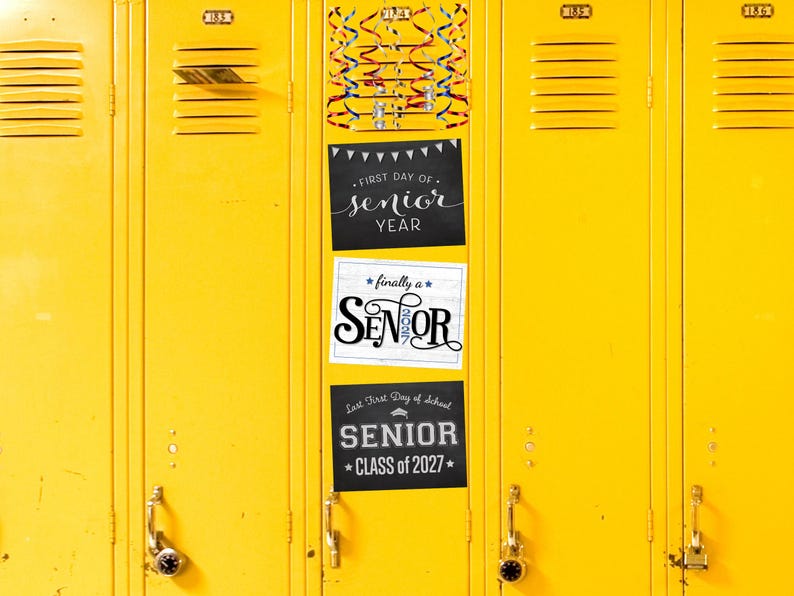 K&ouml;nnte beinhalten: Drei rechteckige Schilder mit schulbezogenem Text an einem leuchtend gelben Metallspind. Das obere Schild zeigt First Day of Senior Year, das mittlere Finally a Senior 2027 und das untere Schild Last First Day of School Senior Class of 2027.