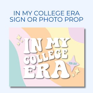 以下が含まれることがあります： 大きな白い文字でIN MY COLLEGE ERAと書かれた長方形のサイン。背景にはピンク、黄色、オレンジのパステルカラーの波模様がある。薄紫色の星型には2026-2027という文字があり、その近くには小さな黄色い星が配置されている。