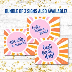 K&ouml;nnte beinhalten: Drei rechteckige Schilder mit einem rosa Sonnenstrahlen-Design in Orange und Wei&szlig;. Der Text lautet BUNDLE OF 3 SIGNS ALSO AVAILABLE!, hello senior year!, officially a senior!, last first day!, senior year und class of 2027 in blauer Schrift.