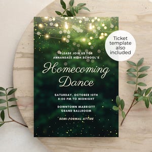 Op de afbeelding: Een rechthoekige uitnodigingskaart voor een homecoming-dans met een donkergroene achtergrond, gloeiende lichtsnoeren en gouden bokeh-accenten. De tekst luidt: Please join us for Annandale High School's Homecoming Dance, Saturday, October 10th, 8:00 PM to Midnight, Downtown Marriott Grand Ballroom, Semi-formal attire. Een wit rond label vermeldt: Ticket template also included.