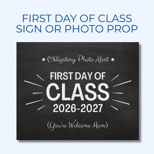 以下が含まれることがあります： Obligatory Photo Alert、FIRST DAY OF CLASS、2026-2027、(You're Welcome Mom)という白い文字が書かれた黒い長方形の黒板風サイン。中央のテキストの周りには、白い星のアクセントと放射状の線がデザインされています。