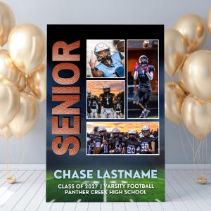 Pode incluir: Um cartaz retangular vertical com a palavra SENIOR em um padrão texturizado de bola de futebol americano, quatro fotos de ação de futebol e o texto CHASE LASTNAME, CLASS OF 2027, VARSITY FOOTBALL e PANTHER CREEK HIGH SCHOOL em fundo de campo verde.