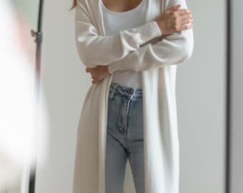 Cardigan lungo nei colori grigio panna e tortora, made in Italy