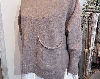 Soft jumper with pockets