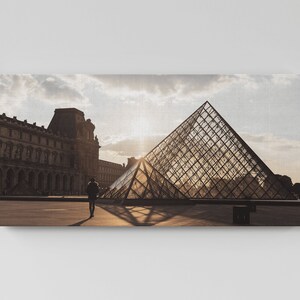 Aut Viam Inveniam Aut Faciam. Parijs Louvre canvas kunst aan de muur. Fijne kunstfotografie. Iconische reisbestemming. Stedelijk stadsgezicht Parijse decor.