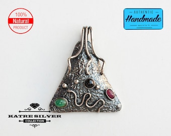 Handgefertigter Dreiecksanhänger aus Sterlingsilber mit Edelstein – Katre Silver