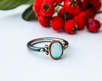Anillo de ópalo azul de plata esterlina hecho a mano: anillo de promesa con piedra de nacimiento
