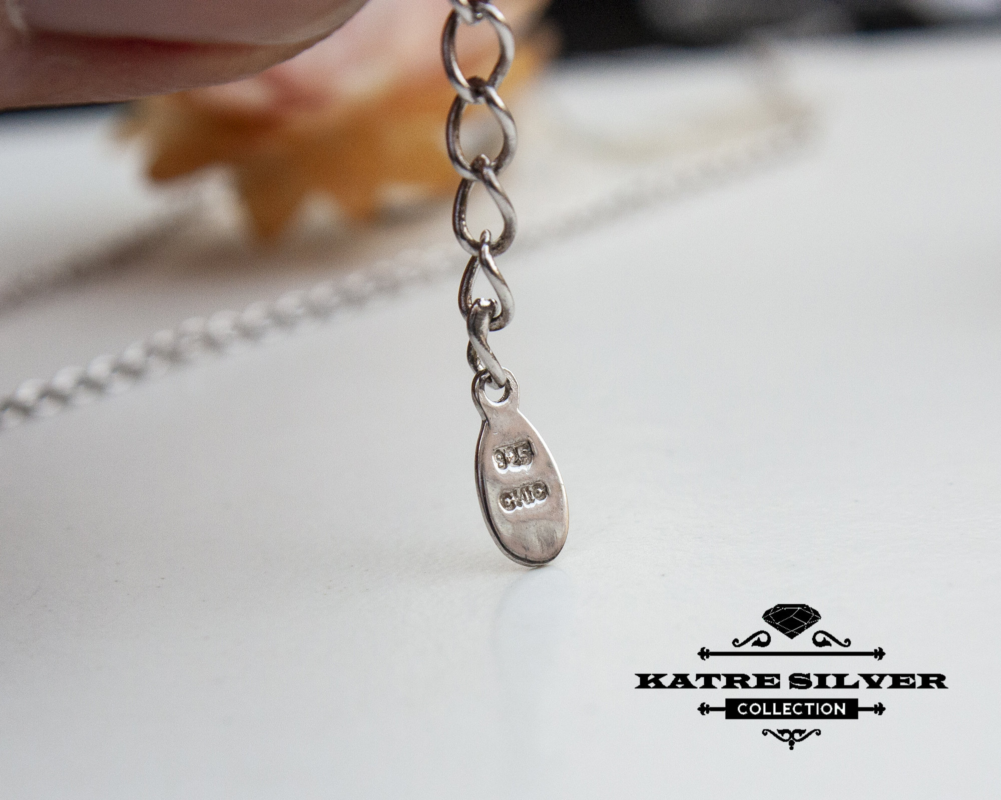 Collana girocollo con ciondolo a forma di triangolo lungo con