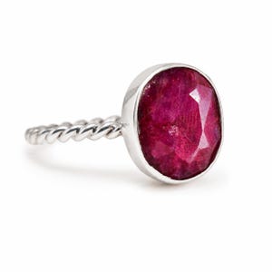 Anillo de plata de ley con rubí natural, anillo ovalado de rubí hecho a mano, anillo de piedra natal de julio, regalo de piedras preciosas para mujer.