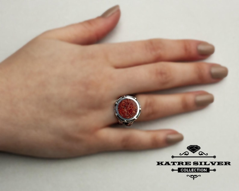 Handgemaakte ring met koraalsteeninleg: 925 sterling zilveren boho-sieraden afbeelding 2