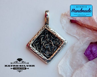 Handgjort halsband med hänge i sterlingsilver med trådväv