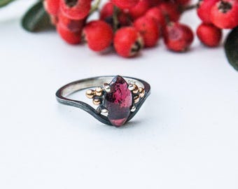 Handgefertigter Ring aus Sterlingsilber mit rotem Rubin: Minimalistischer Verlobungsring