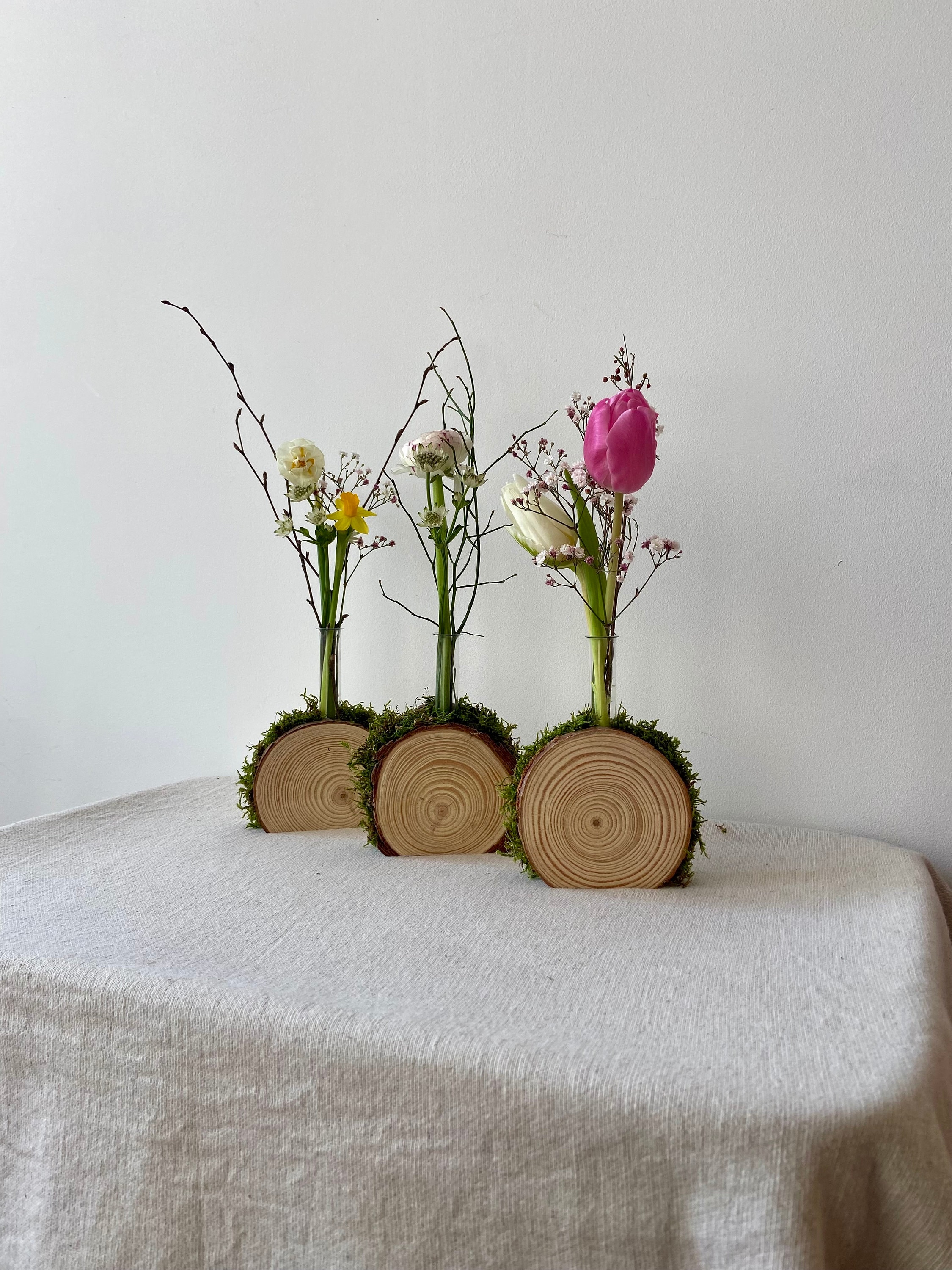 Flower vase with wooden discs | Vase | Wooden disc | Spring | Spring decoration | Easter decoration | Easter | Rabbit | Test tube | Wedding | Table decoration