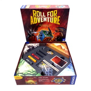 Könnte beinhalten: Brettspiel "Roll for Adventure" mit Fantasy-Thema. Die Box zeigt Illustrationen von Rittern und Monstern. Im Inneren enthält ein Tablett Würfel, Karten und Spielsteine. Das Spiel wird von Kosmos hergestellt.
