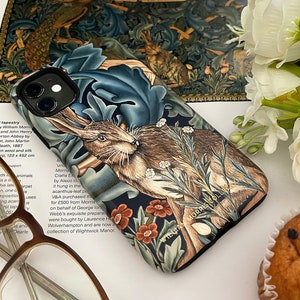William Morris Collection® Forest Hare telefoonhoesje voor iPhone 14 13 12 11 8 7 XS XR Mini Pro Max | Galaxy S23 S22 S21 S20 Ultra | Stoer/slank