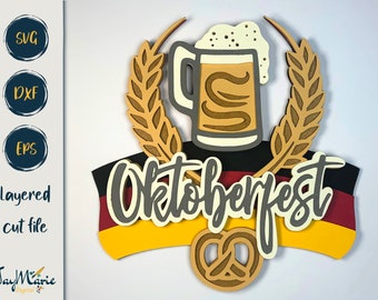 Puede incluir: Un diseño de archivo de corte en capas con una jarra de cerveza, una corona de trigo y un pretzel. La palabra "Oktoberfest" se muestra sobre una bandera alemana. El diseño incluye formatos de archivo SVG, DXF y EPS.
