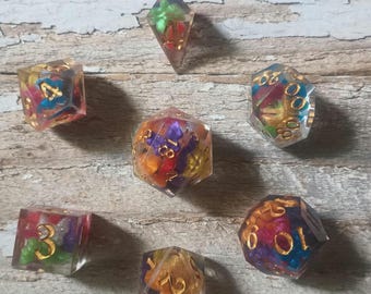 Juego de dados poliédricos con bordes afilados, mariposa, insecto, brillo, papillon, oruga